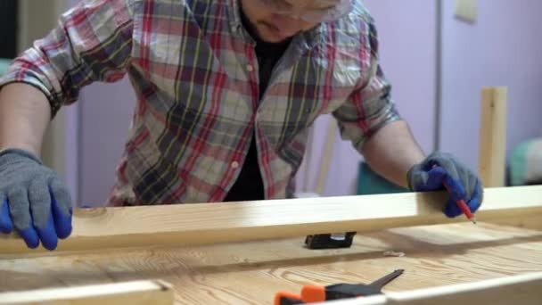 Bir adam evini tamir eder. Kurucu, tamirci ve karashdash tahtaya çizim yapıyor. — Stok video
