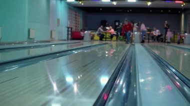 Adamın biri sana bovling topu fırlatıyor ve ıskalıyor.