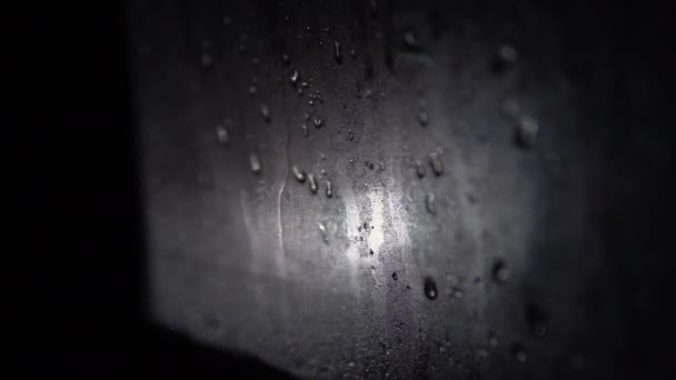 Mgliste okno samochodu z kroplami wody w nocy — Wideo stockowe