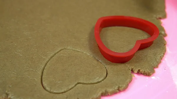 Teig Mit Herzförmiger Form Extrudieren Schokoladenkekse Für Den Valentinstag Machen — Stockfoto