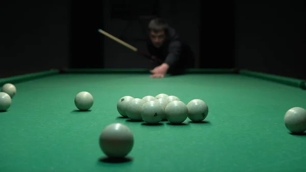 Beyaz Bilardo Topu Piramidini Kıran Bir Adam Rus Bilardosu Oynamaya — Stok fotoğraf