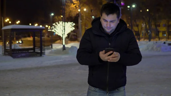 Man Står Gatan Kvällen Vintertid Och Otåligt Väntar Någon — Stockfoto