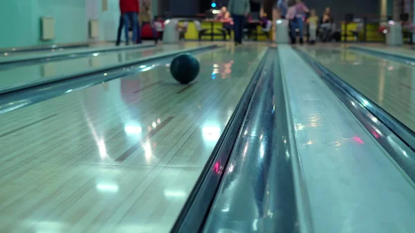 Ein Mann Wirft Eine Bowlingkugel Die Bahn Hinunter Und Die — Stockfoto