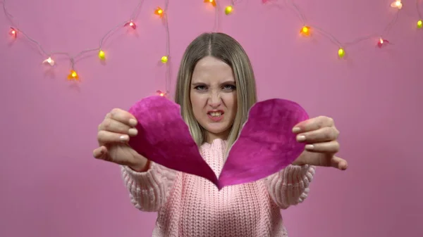 Una Chica Enojada Rompe Corazón Papel Dos Día San Valentín — Foto de Stock
