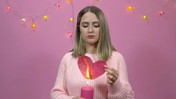 Девушка Использует Свечу Поджечь Бумажное Сердце Сгорает День Святого Валентина — стоковое фото