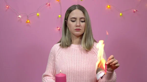 女の子は紙の心に火をセットするためにろうそくを使用し それはバレンタインデー4Kに燃え尽きる — ストック写真