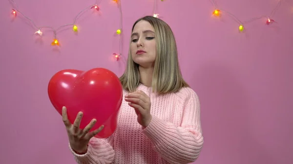 Bir Kız Üzgün Elinde Kalp Şeklinde Bir Balon Tutuyor Sevgililer — Stok fotoğraf