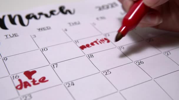 Flickan markerar dagen för träningen på kalendern. — Stockvideo