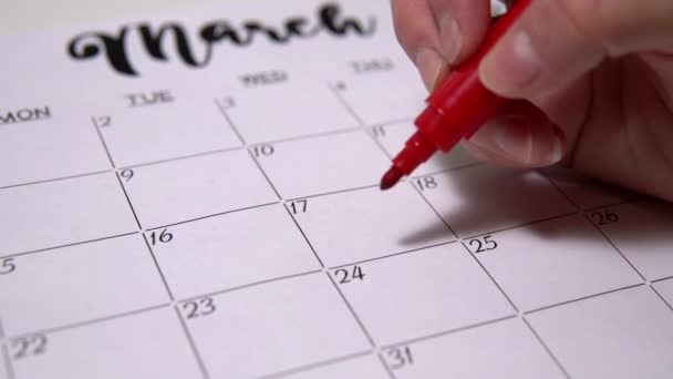 A lány megjelöli a munkanap napját a naptárban. — Stock videók