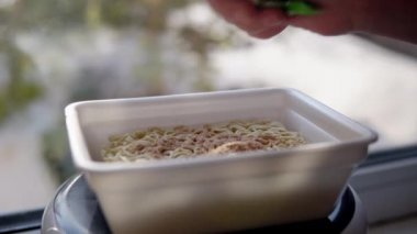 En iyi ramene baharat ekle. Hazır erişte yapıyorum.