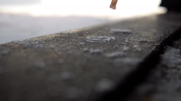 Σε έντονο παγετό, μια σαπουνόφουσκα φουσκώνει μέσα από ένα σωλήνα και σπάει — Αρχείο Βίντεο