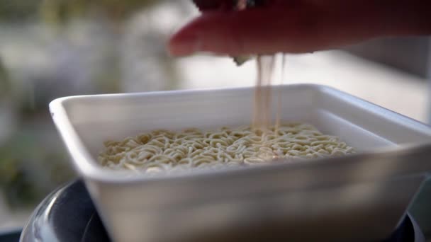 Adicione tempero ao topo ramen. Fabricação de macarrão instantâneo — Vídeo de Stock