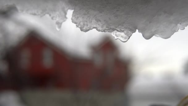 Jego wiosna na zewnątrz i śnieg topnieje na tle czerwonego domu — Wideo stockowe