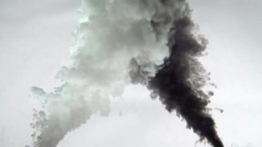 Suda siyah ve beyaz renkleri karıştırmak. Renkli duman etkisi