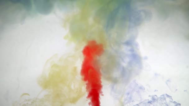 Mezcla de colores de pintura amarilla y azul y roja en agua. Efecto de humo coloreado — Vídeos de Stock