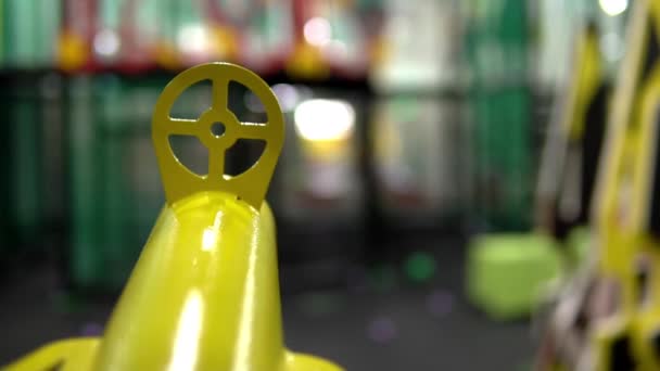 Nahaufnahme von Ballons aus gelben Luftkanonen in Zeitlupe — Stockvideo