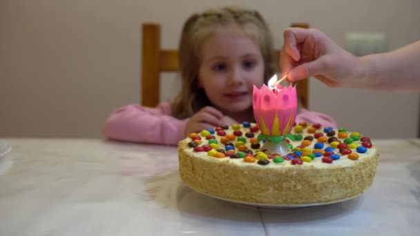 La ragazza ha un compleanno. Candele accese sulla torta — Video Stock