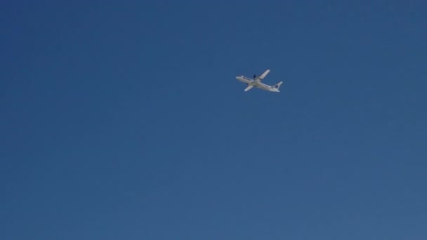 Am blauen Himmel gewinnt ein startendes Flugzeug an Höhe — Stockvideo