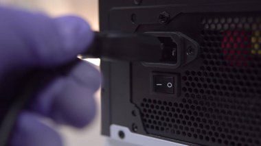 Bir elektrik prizini kişisel bilgisayarın güç ünitesine bağlıyorum. Ev bilgisayarı bakım ve güncellemeleri