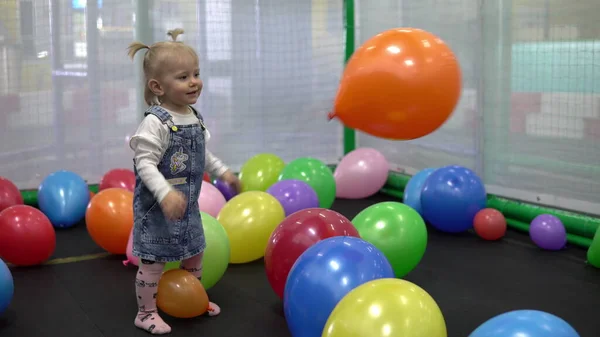 Dziewczynka bawi się kolorowymi balonami na placu zabaw Zdjęcia Stockowe bez tantiem