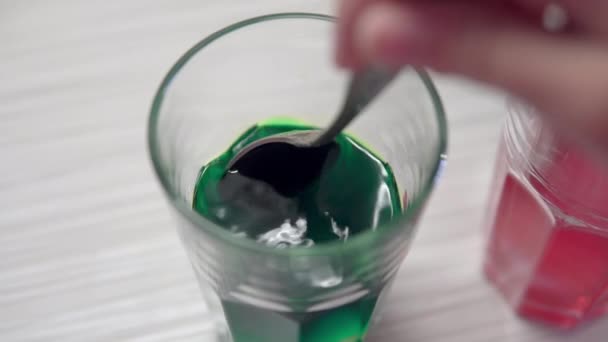 Puxar um ovo de galinha verde tingido de um copo de tinta — Vídeo de Stock