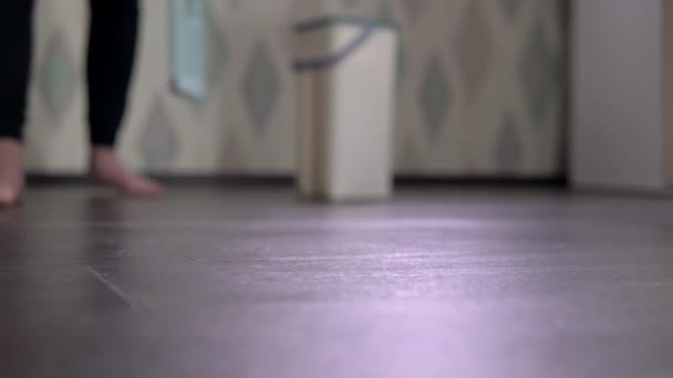 Närbild skott, värdinna tar en mopp för och torkar golvet — Stockvideo
