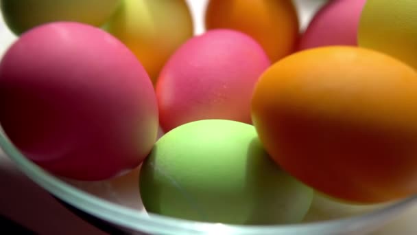 Huevos de pollo multicolores pintados yacen en un plato para Pascua — Vídeo de stock