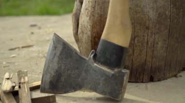Duruşu olan büyük bir soluk benizliye ateş etmek