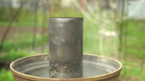 Water kookt in een messing samovar Kokend water in een samovar — Stockvideo