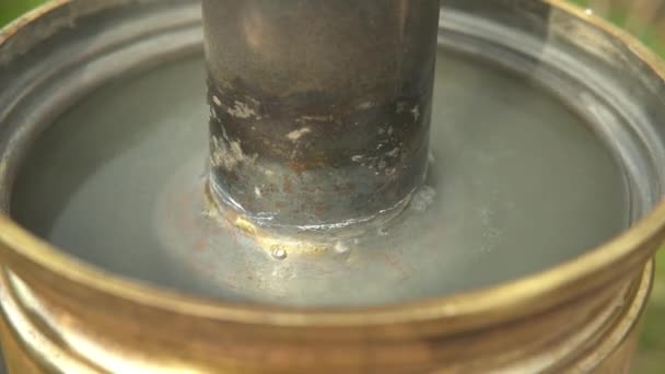 Víz forr a sárgaréz szamovár belsejében Főzés forró víz egy szamovár — Stock videók