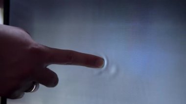 Adam parmağını LCD matrisine sokuyor. Çalışmıyor