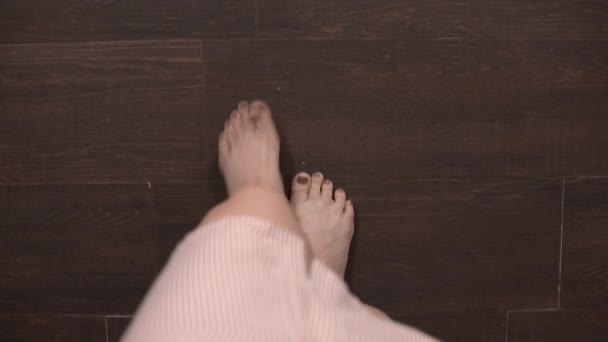 女の子として最初の人からの撮影は、スケールに取得します。体重計で。スケールの女性の足。超過重量又は紛失重量の確認 — ストック動画