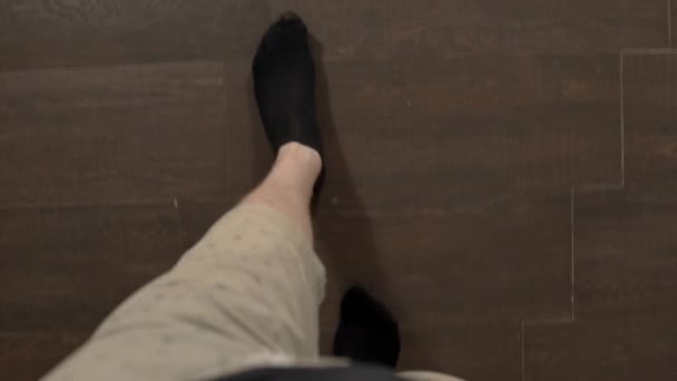 Ein Ego-Shot von einem Mann, der auf die Waage kommt. Waagen wiegen. Männliche Füße auf der Waage. Überprüfung auf Übergewicht oder Gewichtsverlust — Stockvideo