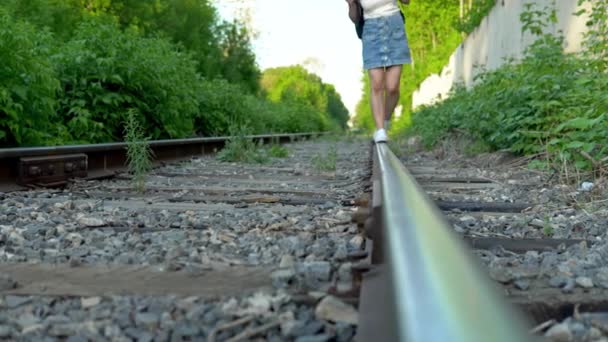 Fotografia de perto de uma rapariga a andar sobre os carris. Caminhe pelos trilhos ferroviários. Velha via férrea — Vídeo de Stock