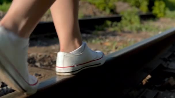 Fotografia de perto de uma rapariga a andar sobre os carris. Caminhe pelos trilhos ferroviários. Velha via férrea — Vídeo de Stock