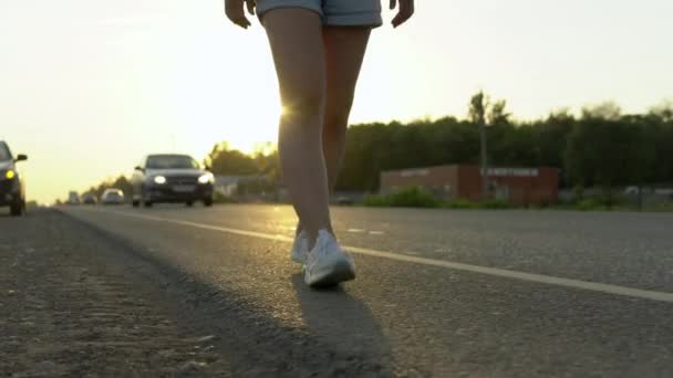 Gros plan des jambes des filles sur le fond d'une voiture défectueuse. Une femme marche le long de la route. — Video