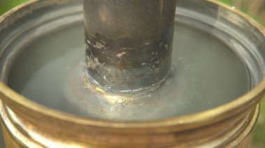 Pirinç bir semaverin içinde kaynar su ve semaver.