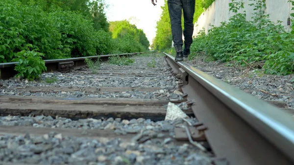 Raylarda yürüyen bir adamın yakın plan fotoğrafı. Tren yolu boyunca yürü. Eski tren yolu — Stok fotoğraf