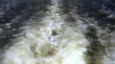 Geminin pervanesinden çıkan kaynar su. 4K feribotuyla nehri geçiyoruz.