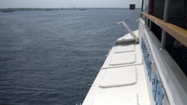 Gemi nehir boyunca hareket halindedir. Nehri geçiyordum. 4k