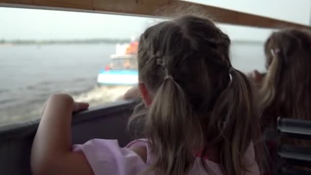 A menina a bordo do ferry no perrilla olha para o navio à vela. Passeio de barco no rio 4k — Vídeo de Stock