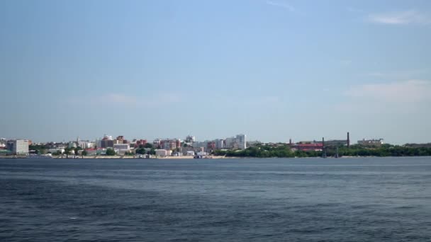 Rusya Samara, şehrin arka planında nehir var. Nehirde tekne gezisi 4k — Stok video