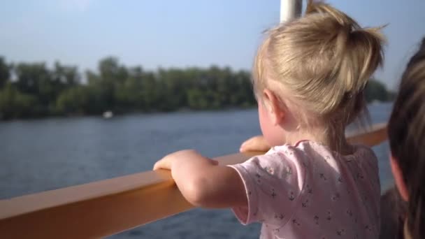 La chica a bordo del ferry en la perrilla mira hacia la inmensidad del río. Paseo en barco por el río 4k — Vídeos de Stock