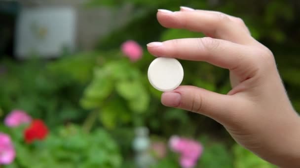 Un primo piano di una mano di donne immerge una compressa rotonda con vitamine in un bicchiere d'acqua. Mantenere l'immunità. Uno stile di vita sano. 4k — Video Stock