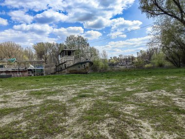 Terk edilmiş bir tekne, nehir kıyısındaki gemilerden gelen hurda metaller.
