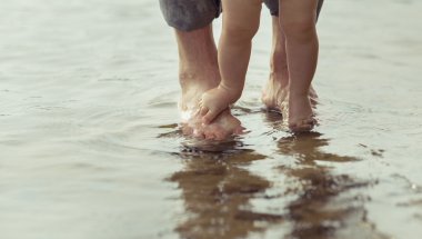 Çıplak ayak baba ve küçük oğlu yansıtan suda kalıyorum