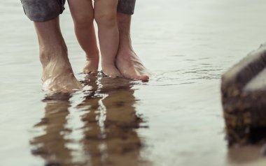 Çıplak ayak baba ve küçük oğlu yansıtan suda kalıyorum