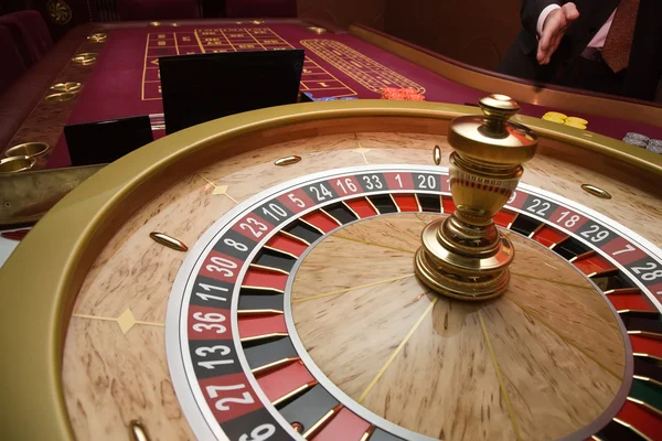 Roulette wheel and croupier hand in casino — Stock Photo, Image