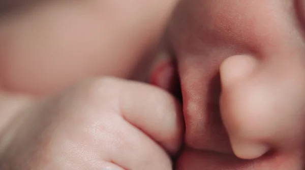 Close-up mooie slapende pasgeboren jongen met vinger in zijn lippen — Stockfoto