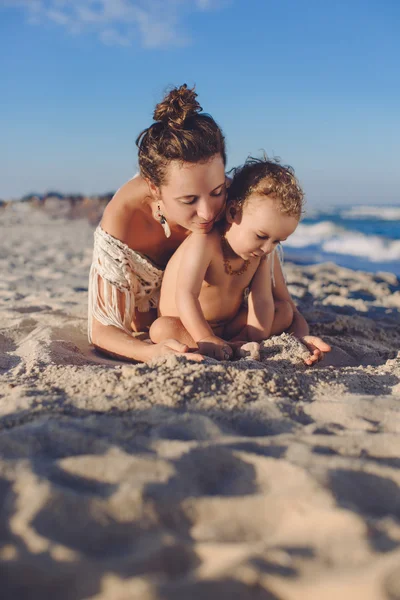 행복 한 어머니와 아들이 여름에 해변에서 연주 — 스톡 사진